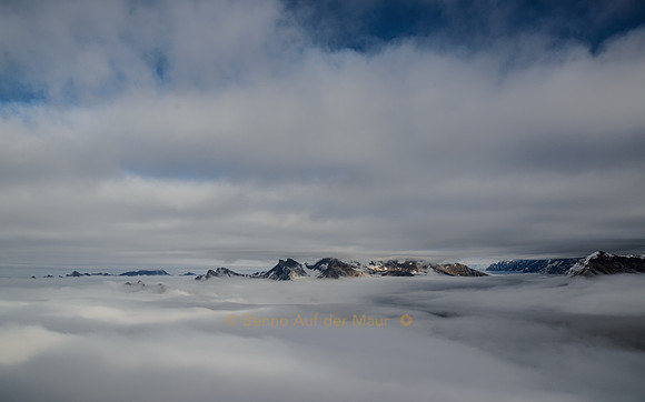 Dicker Nebel liegt über dem Berner Oberland