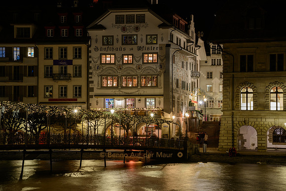 Rathaussteg mit dem wunderschön dekorierten "Zunfthaus zu Pfistern" - das Restaurant existiert seit 1578!