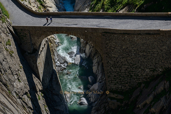 Zwei Wanderer auf der Teufelsbrücke