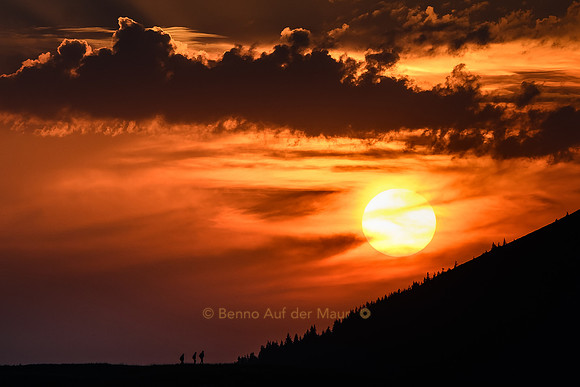 Sonnenuntergang bei der Trogenegg mit drei Bergsteigern