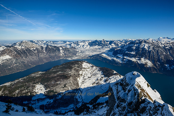 Blick auf Schwyzer Talkessel mit Kleiner Mythen und Grosser Mythen. Unten im Bild das zugefrorene Seelisberg Seeli