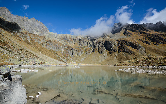 Die umliegende Berge spiegeln sich im Sewensee