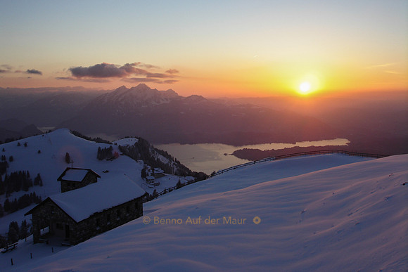 Sonnenuntergang. Aussicht im Winter auf Pilatus und das Luzerner Seebecken