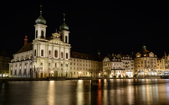 Jesuitenkriche - die erste grosse Barockkirche der Schweiz. Nicht nur von aussen ein prächtiges Bauwerk; glänzt auch der Innenraum mit aufwändigen Dekorationen