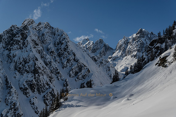 Das Tal der Leitschach ist von steilen Bergen umgeben und liegt daher im Winter oftmals im Schatten