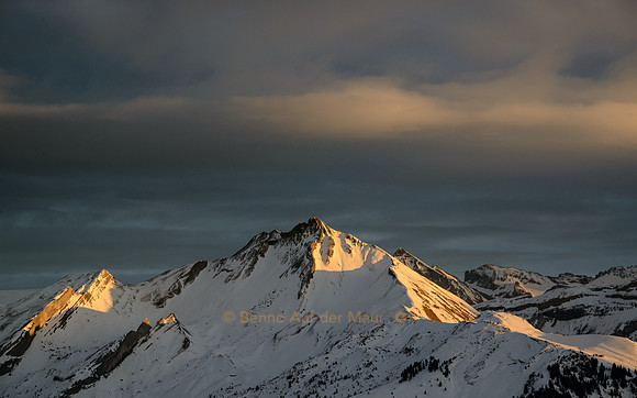 Die letzten Sonnenstrahlen beleuchten den schneebedeckten Brisen (2404 m.ü.M.)