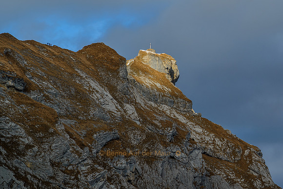 Das markante Felsengesicht des Brünig Haupt. Auf dem Grat vier Bergsteiger beim Abstieg