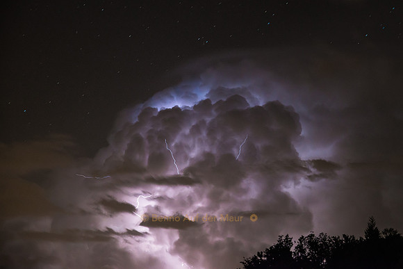 Blitze zucken durch einen Wolkenkegel