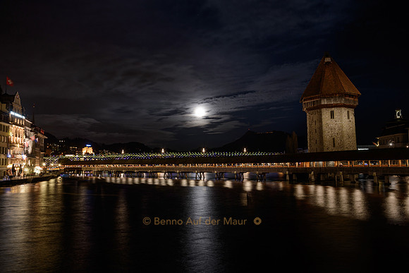 Die weltberühmte Kapellbrücke im Mondlicht