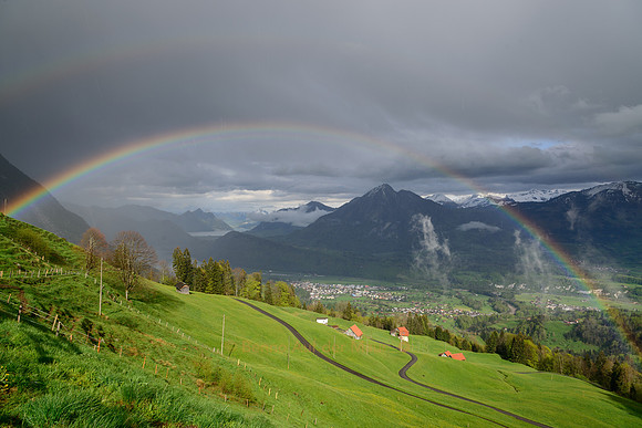 Regenbogen über Alpnach. Im Hintergrund Stanserhorn