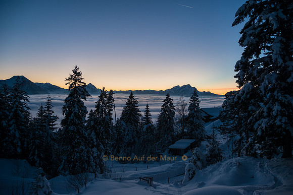 Eine Winternacht bricht über Hinterbergen herein