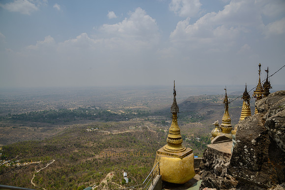 Blick vom Mount Popa Richtung der Ebene von Bagan
