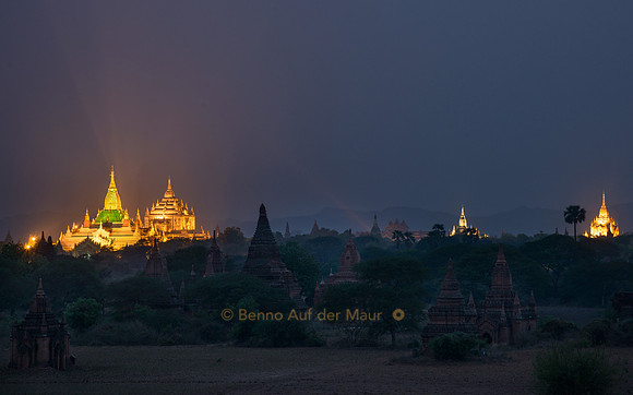 Die Nacht bricht über die Tempel von Bagan herein