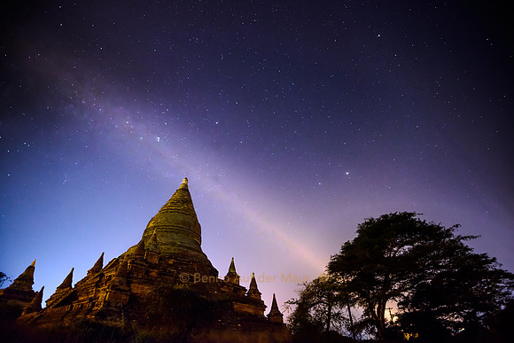 Sternenhimmel und Milchstrasse über Bagan