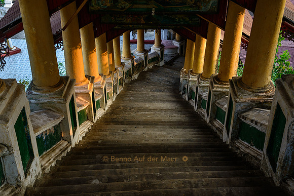 Steile Treppen führen von der Kyaik Thanlan-Pagode