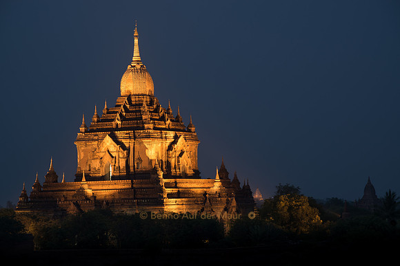 Der prächtige Htilominlo-Tempel zur blauen Stunde