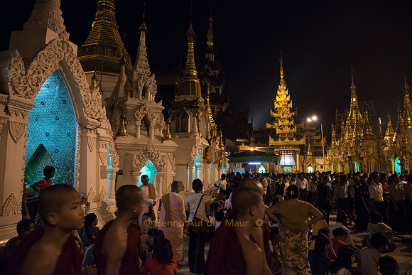 Auch in der Nacht herrscht ein reges Kommen und Gehen bei der Shwedagon Pagode