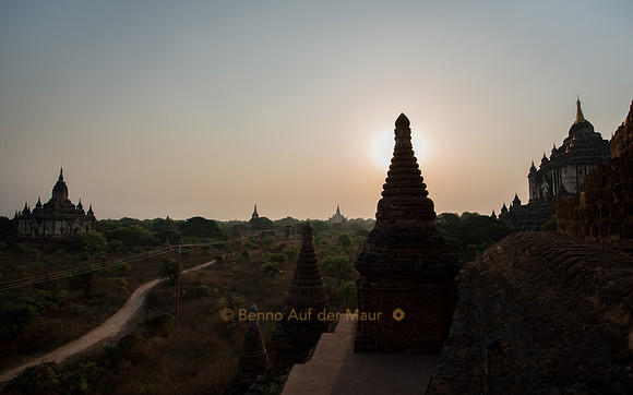 Sonnenufgang bei der Mahazedi-Pagode