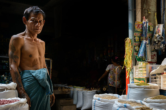 Getreidehändler auf dem  Zeigyi-Markt von Mawlamyaing