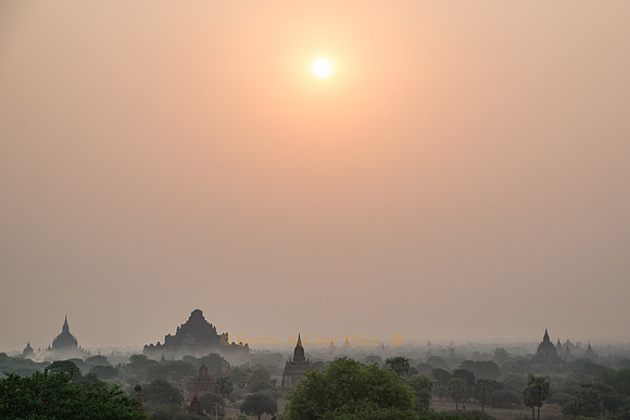 Sonnenaufgang über den Tempeln von Bagan