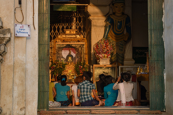Gläubige beim Morgengebet im Thatbinnyu-Tempel