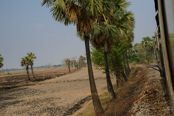 Unterwegs mit der Myanmar Railways von Mawlamyaing nach Yangon