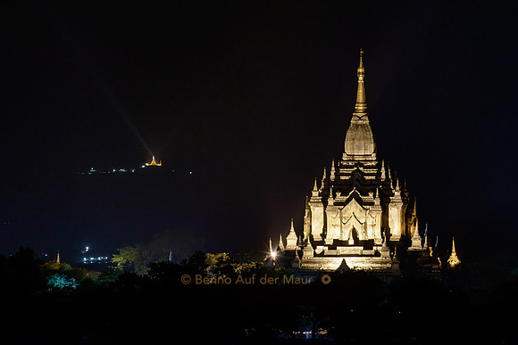 Gawdawpalin-Tempel bei Nacht