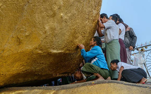 Pilger bringen Blattgold am Golden Rock an