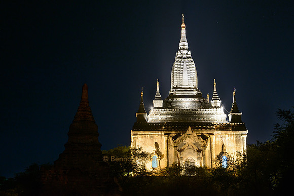 Shwegugyi Tempel bei Nacht