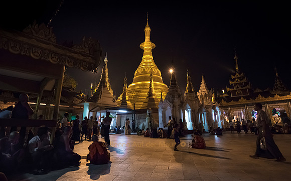 Am Abend ist die Stimmung bei der Shwedagon Pagode am eindrücklichsten