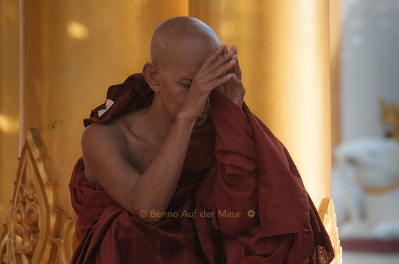 Mönch beim Gebet, Shwedagon Pagode