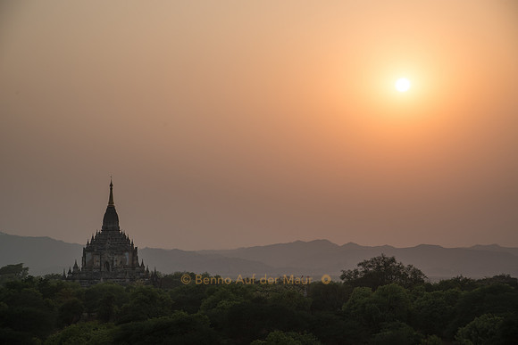 Sonnenuntergang über dem Gawdawpalin-Tempel