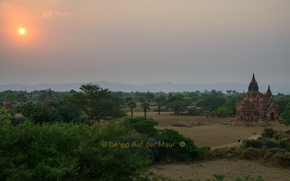 Sonnenuntergang über der Ebene von Bagan
