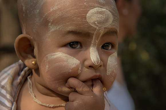Baby mit Thanaka-Paste geschminkt