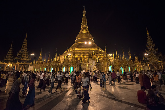 Shwedagon Pagode in der Nacht