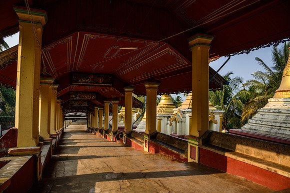 Lange, überdachte und wunderschön verzierte Gänge führen zur Kyaik Thanlan-Pagode