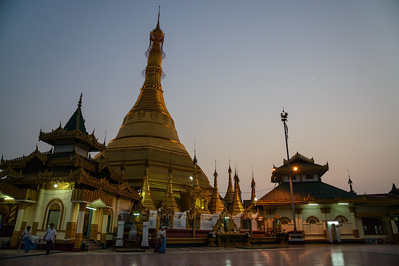 Die prachtvolle Kyaik Thanlan-Pagode in der Abenddämmerung