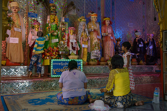 Gläubige beten Nats beim Mount Popa an