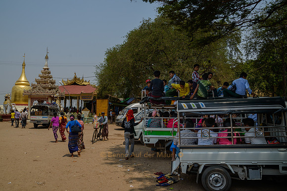 Pickups mit Pilgern bei der Bupaya-Pagode