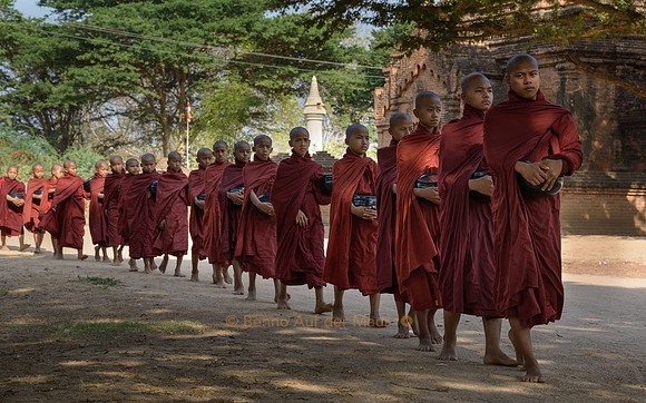 Mönche ziehen mit ihren Almosenschalen durch die Strassen von Old Bagan