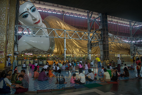 Der liegende Buddha der Chauk Htat Gyi-Pagode