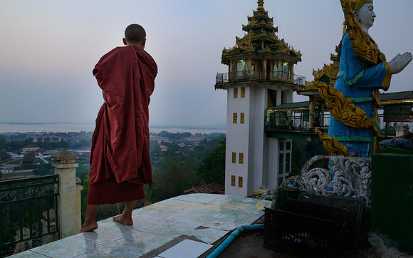 Mönch blickt von der Kyaik Thanlan-Pagode auf Mawlamyaing (Mawlamyine) hinunter