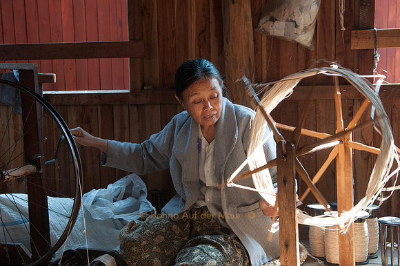 Frau am Spinnrad - Inle Lake