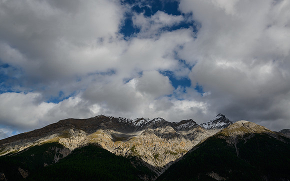 Licht- und Schattenspiele auf die Hänge beim Piz d'Esan