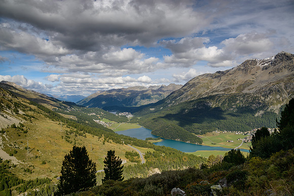 Blick auf die Seen und Berghänge bei Silvaplana und St. Moritz