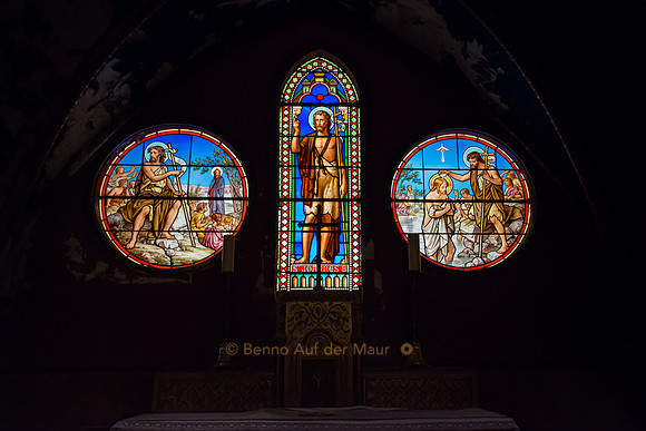Kunstvoll bemalte Fenster in der Abteikirche von Saint-Michel de Frigolet