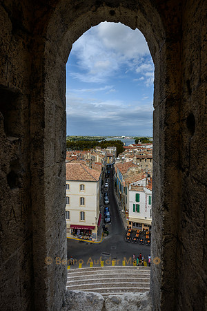 Blick von einem Fenster des Amphitheaters auf eine Gasse von Arles
