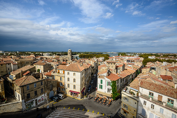 Blick vom Amphitheater von Arles auf die Altstadt. Im Hintergrund die Grand Rhône