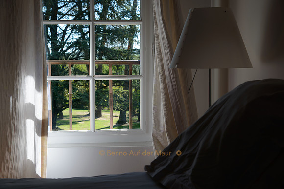 Blick von einem Schlafzimmer auf den Park der Mas de Bassette