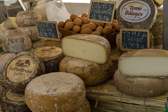 würzige Käse werden auf einem provenzalischen Markt feilgeboten